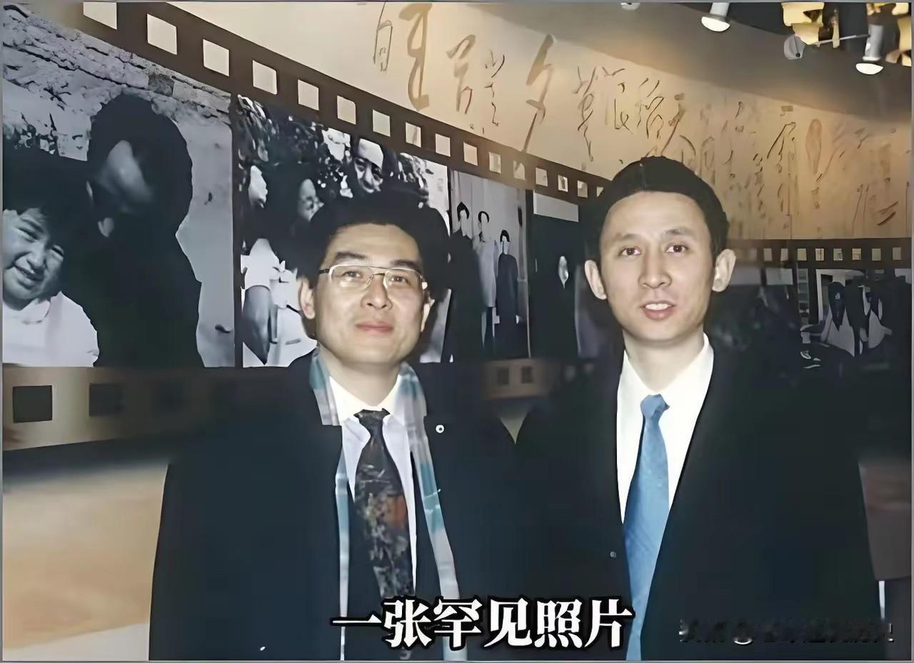 这张难得的同框照片，定格了孔继宁与王效芝站在一起的瞬间，二人作为伟人的外孙，是血