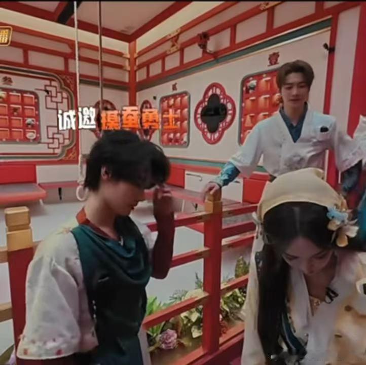 娜扎一听恐怖箱摆手走开，张真源勇哥附体来救场，伸“源”手靠近又秒退，OMG你吓到