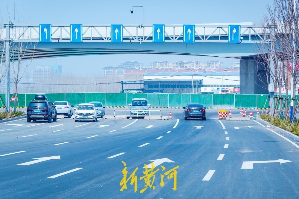 济南唐冶中路北延项目初具规模，双向八车道下穿胶济铁路！3月12日，记者在济南飞跃