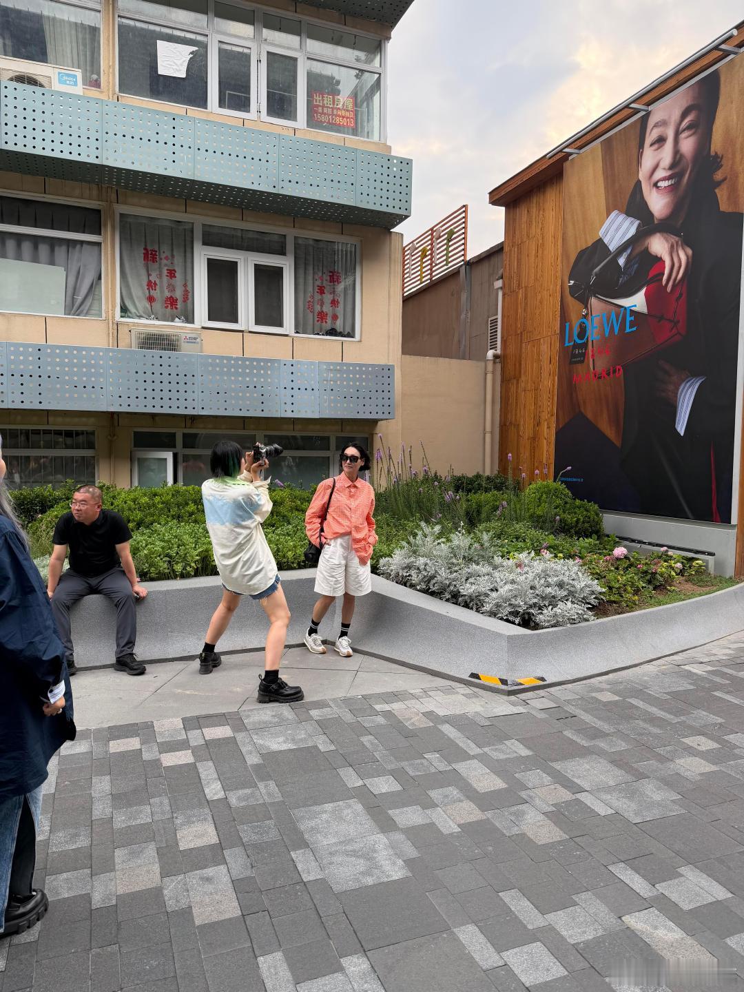 惠英红三里屯和路人大合照 惠英红 logo遮了不许屏蔽内娱难得无架子前辈！惠英红