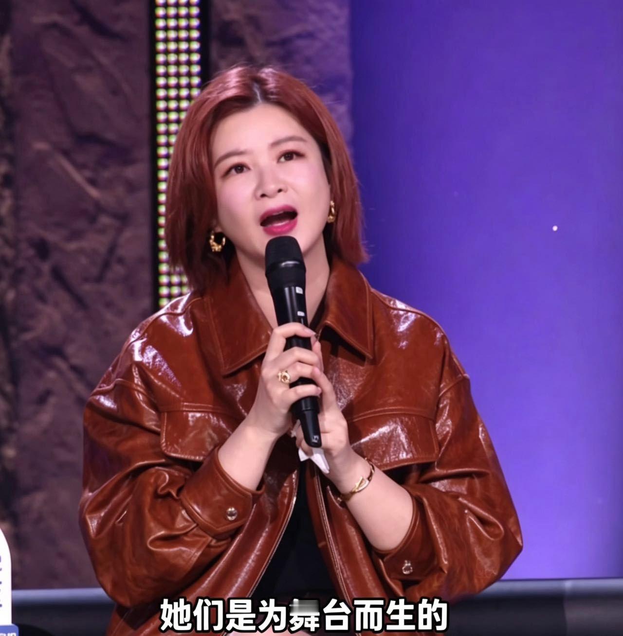 不再依赖杜华算长大吗杜华人没来但全程监工属实被这波操作逗乐了，全员携杜华KT板营