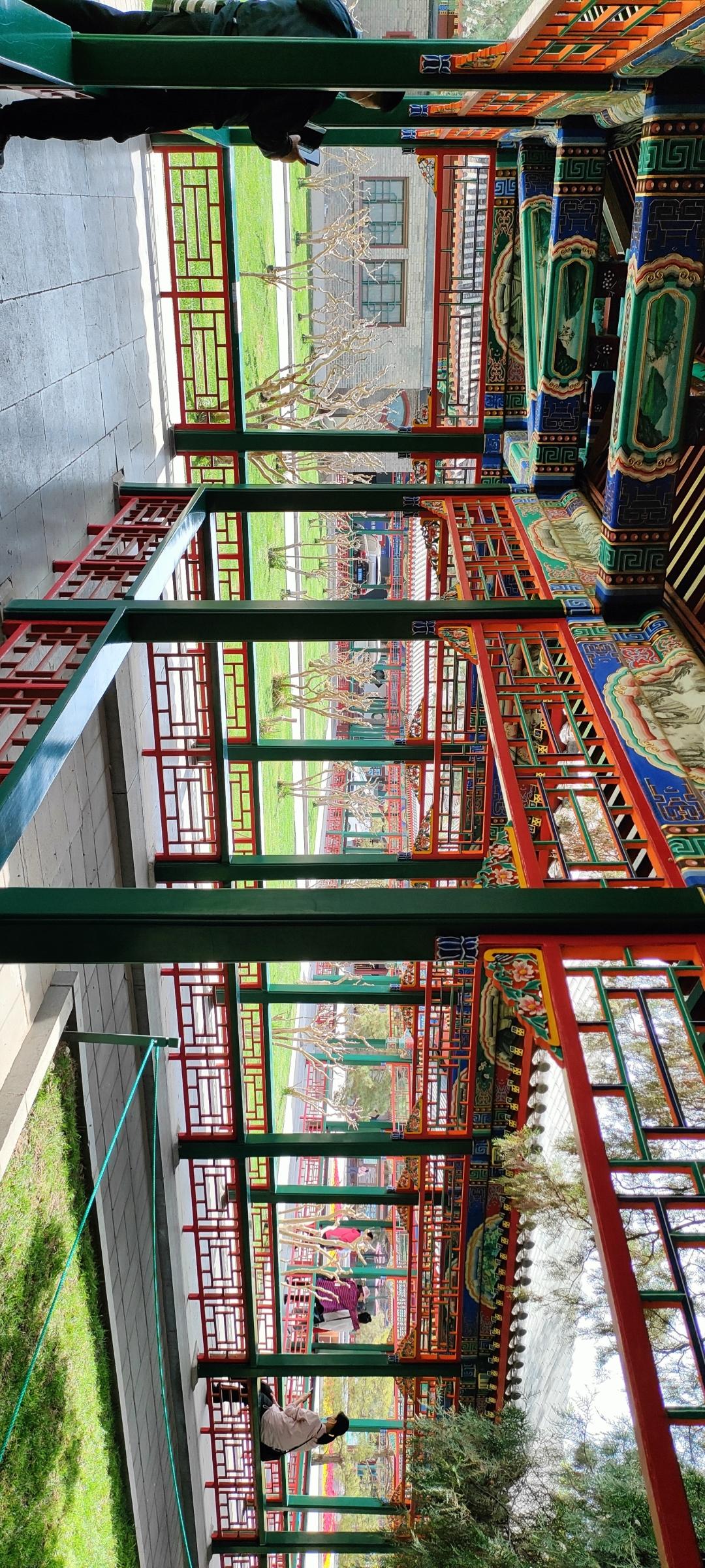 探访古色古香的寺庙，感受传统建筑的魅力。