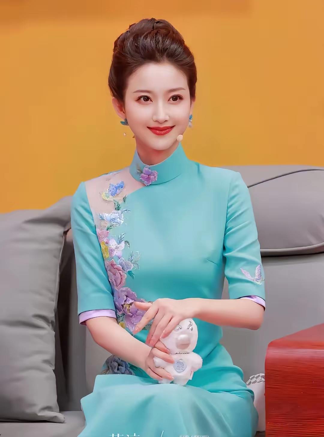 镜头前，她是稳健大气的定海神针；生活里，她是满溢烟火气的邻家姐姐。刘心悦将控场能