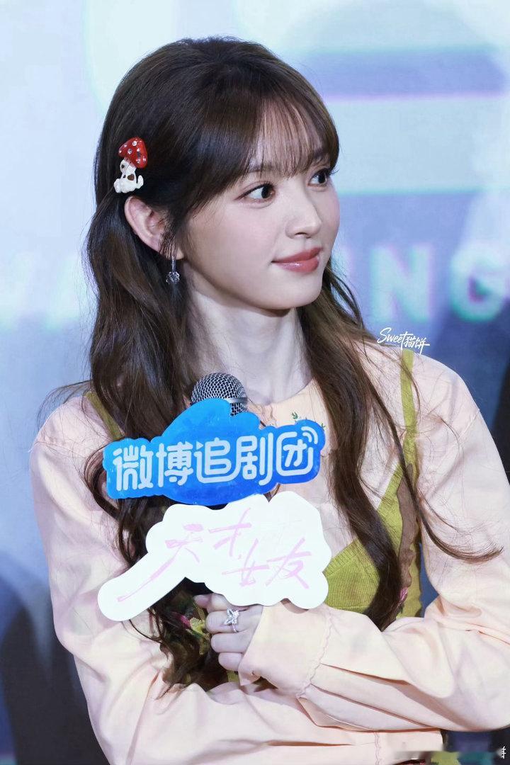 田曦薇头靠赖伟明肩上田曦薇靠赖伟明肩膀天才女友追剧团追剧团现场捕捉暖心瞬间，随性
