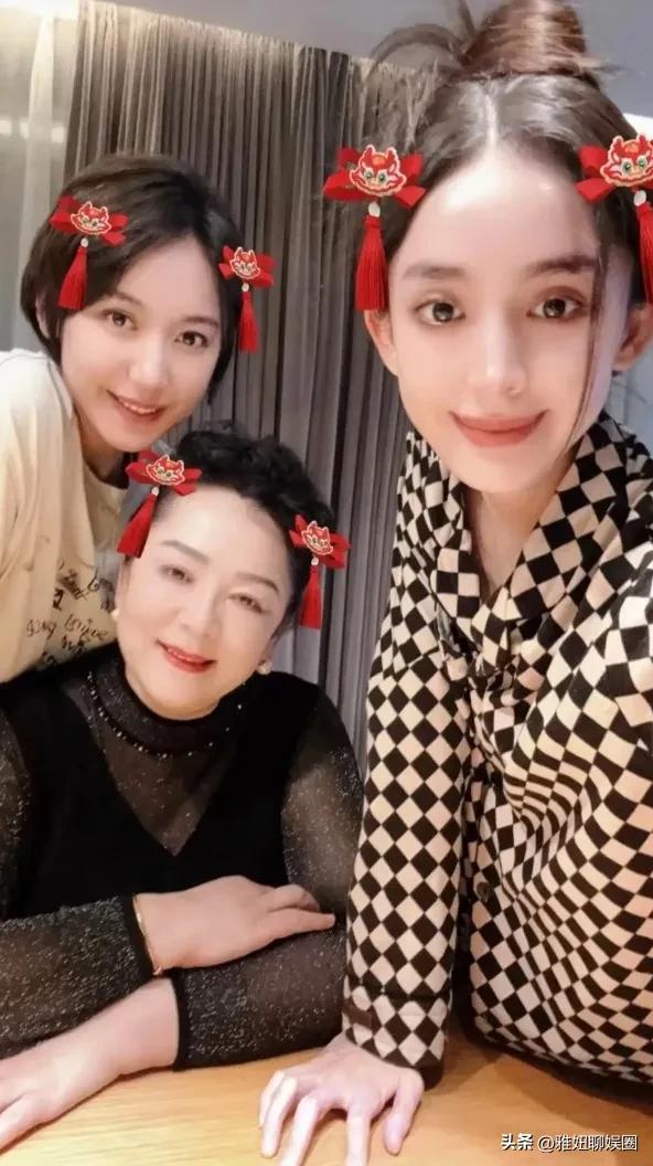 古力娜扎与大5岁亲姐最新同框，姐妹两长得还是有些相似的，都是大美女。姐姐比娜扎身