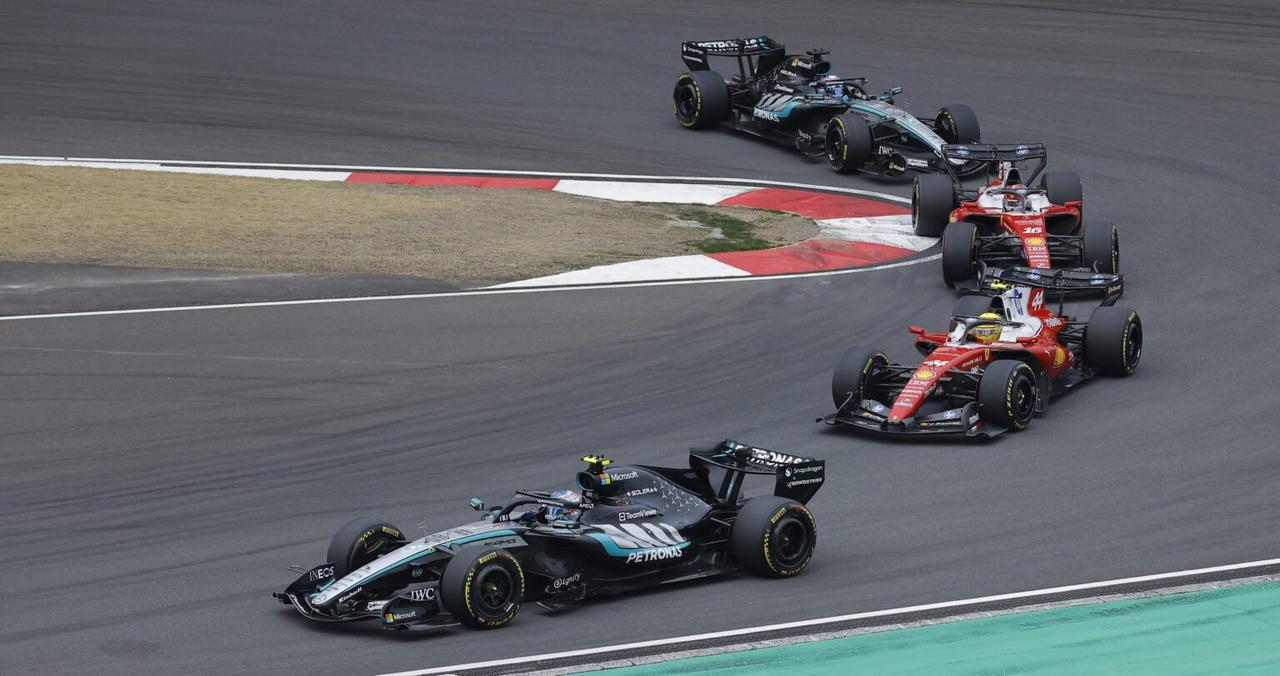 太刺激了！法拉利放任汉密尔顿与勒克莱尔贴身缠斗，瓦塞尔自曝看得心惊胆颤
在上海国