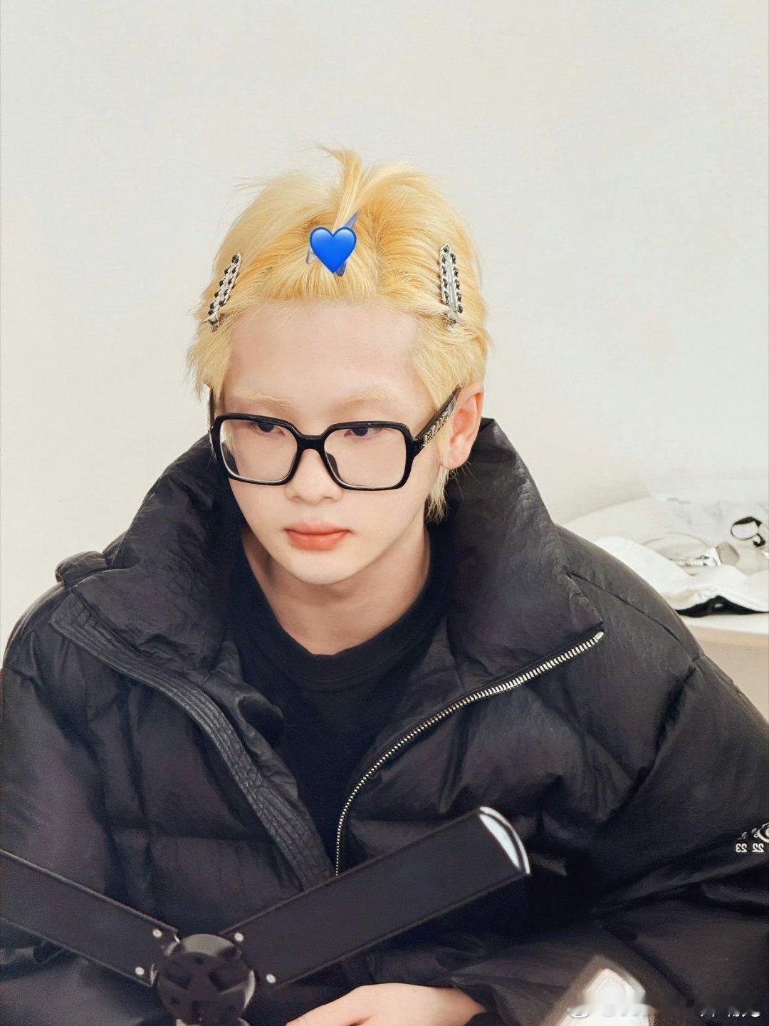 周震南和工作人员大声密谋 周震南和工作人员的互动真的太有爱了！现场一起热火朝天地