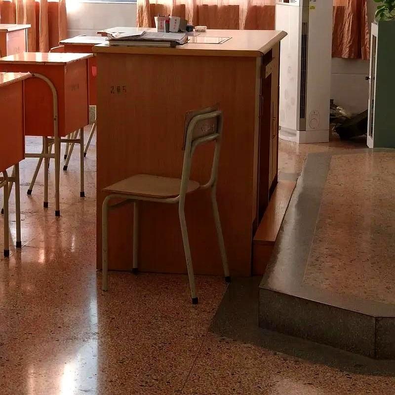 成都高三模考全场安检、监控、巡考拉满。
小周在连纸片都藏不住的座位上死盯着那张和