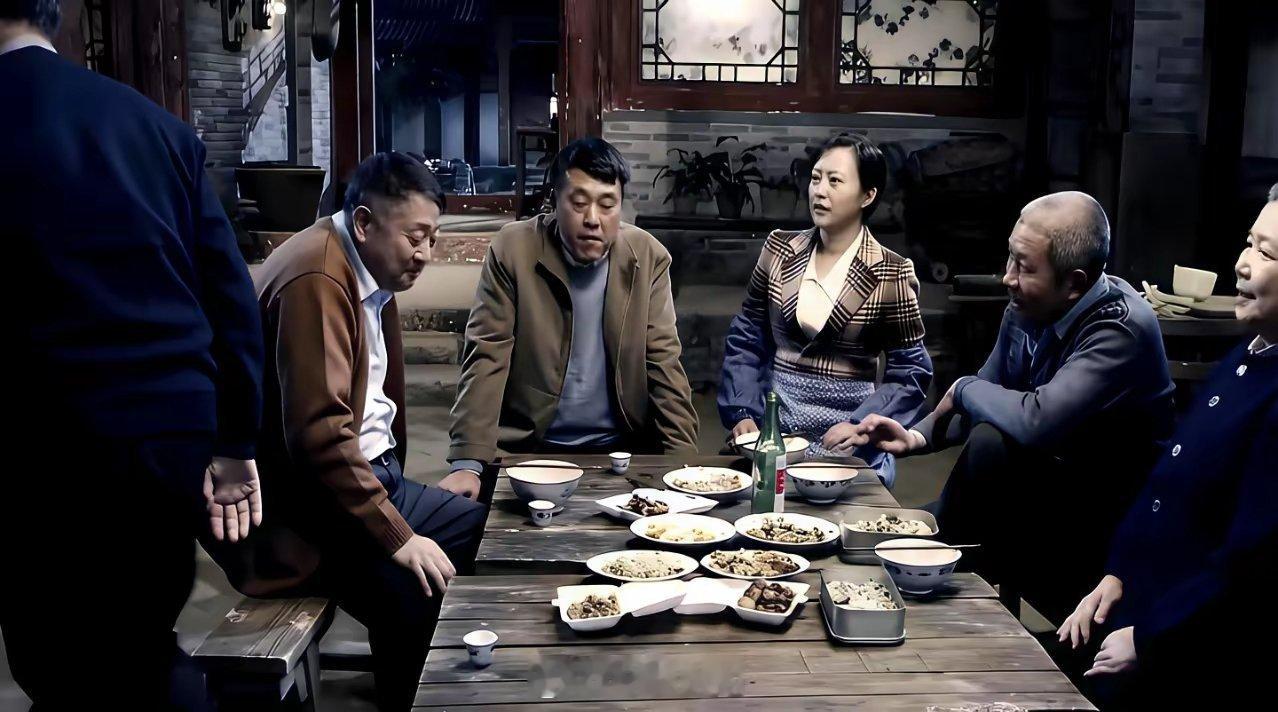 她吸干一个男人40年，连孩子都不给生。傻柱的工资条，她攥着。傻柱的房子，她儿子女