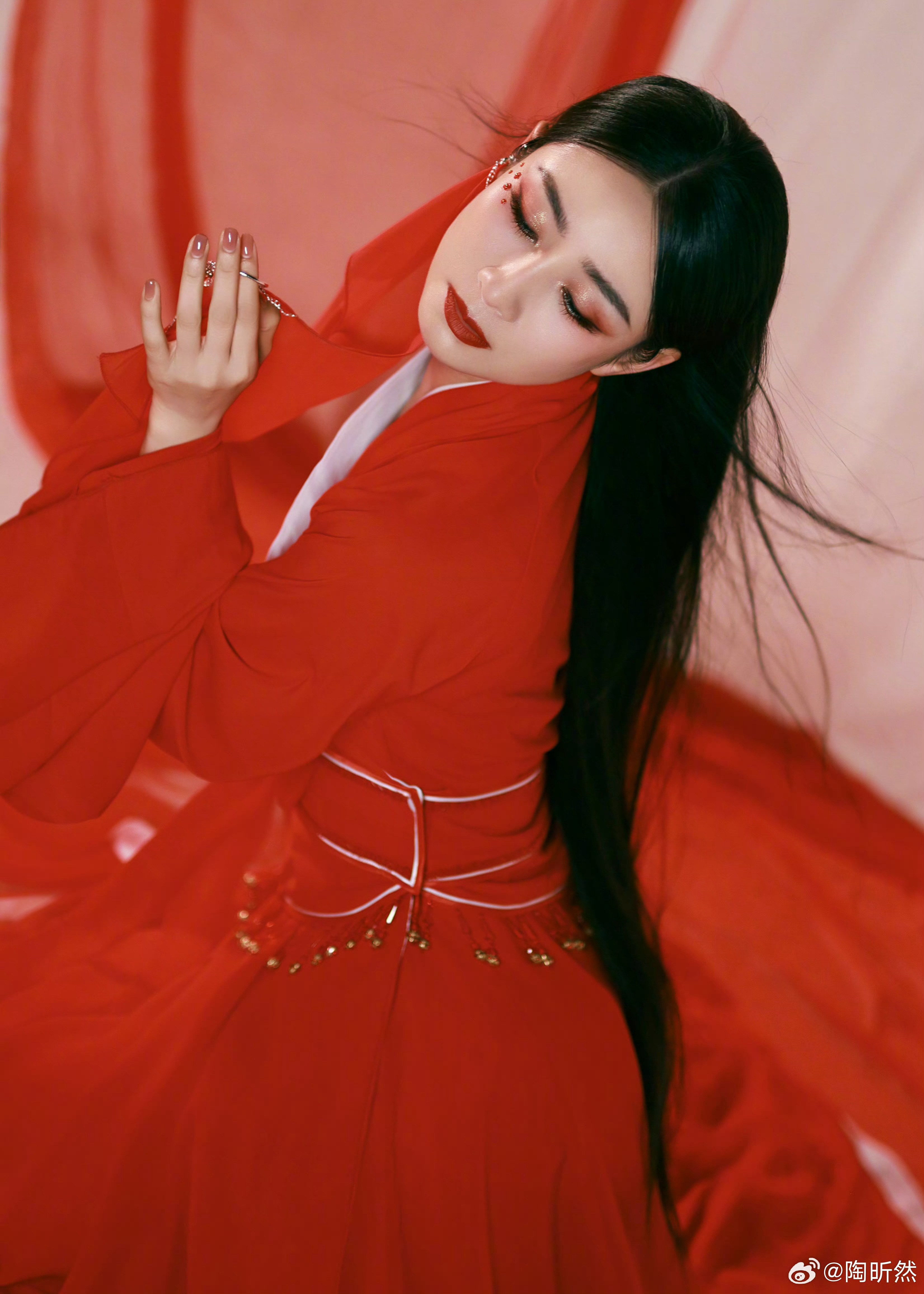 陶昕然复刻安陵容冰嬉舞名场面 安陵容重生🈶陶昕然穿红衣可太美了 