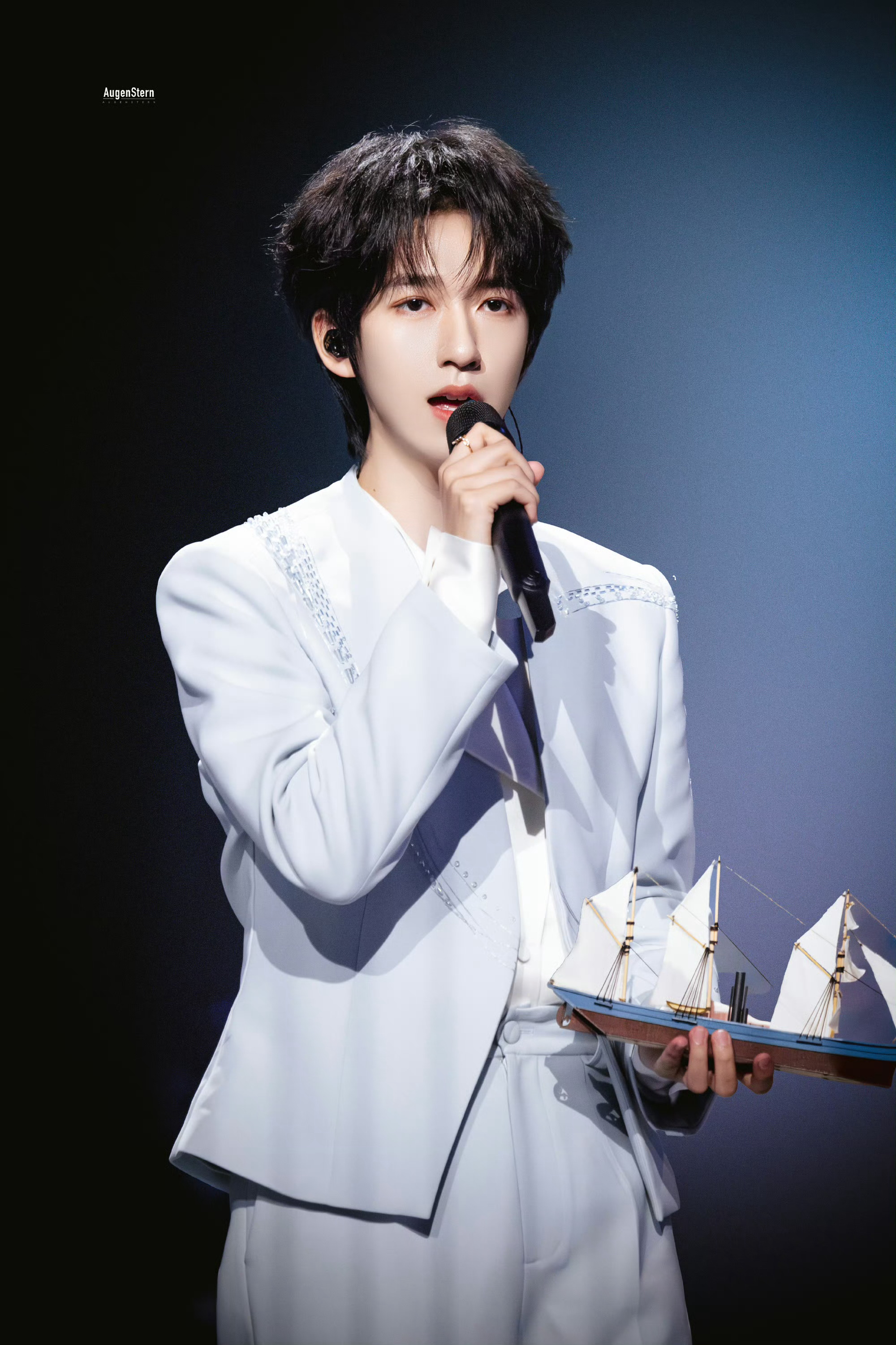 贺峻霖超话星愿池马年添个新装扮残影-时代少年团-贺峻霖[音乐]“我希望我能更优秀