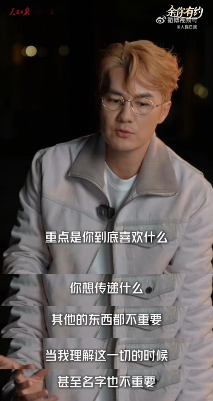 吴克群人民日报撰文从唱着《为你写诗》的情歌王子，到躬身田间卖菜的暖心艺人，吴克群