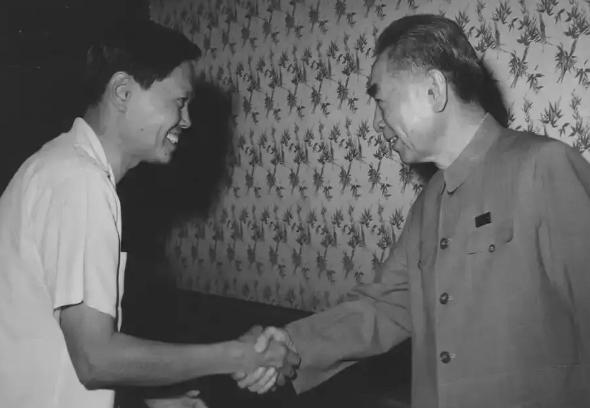 1976年，周总理病逝，杨振宁找邓颖超问：他病了为何还继续工作？1976年，周总