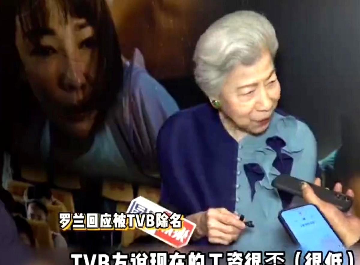 “他们不找我，不请我工作了。”

91岁的“龙婆”罗兰，拄着拐杖，在工作人员搀扶