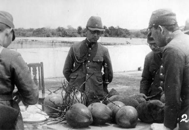 1940年4月7日，日本蝗族闲院宫春仁亲王在海南岛“视察”，鼓动日寇士兵参与侵略