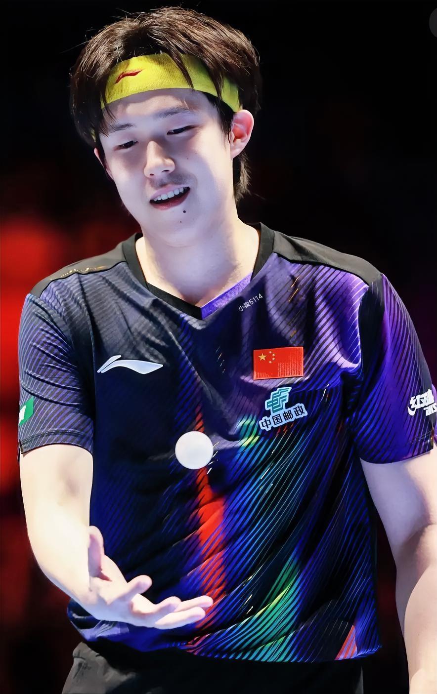 又是强制开机的一天！
4月10日一大早，
王楚钦顶着一头睡得变形，
蓬松的头发，