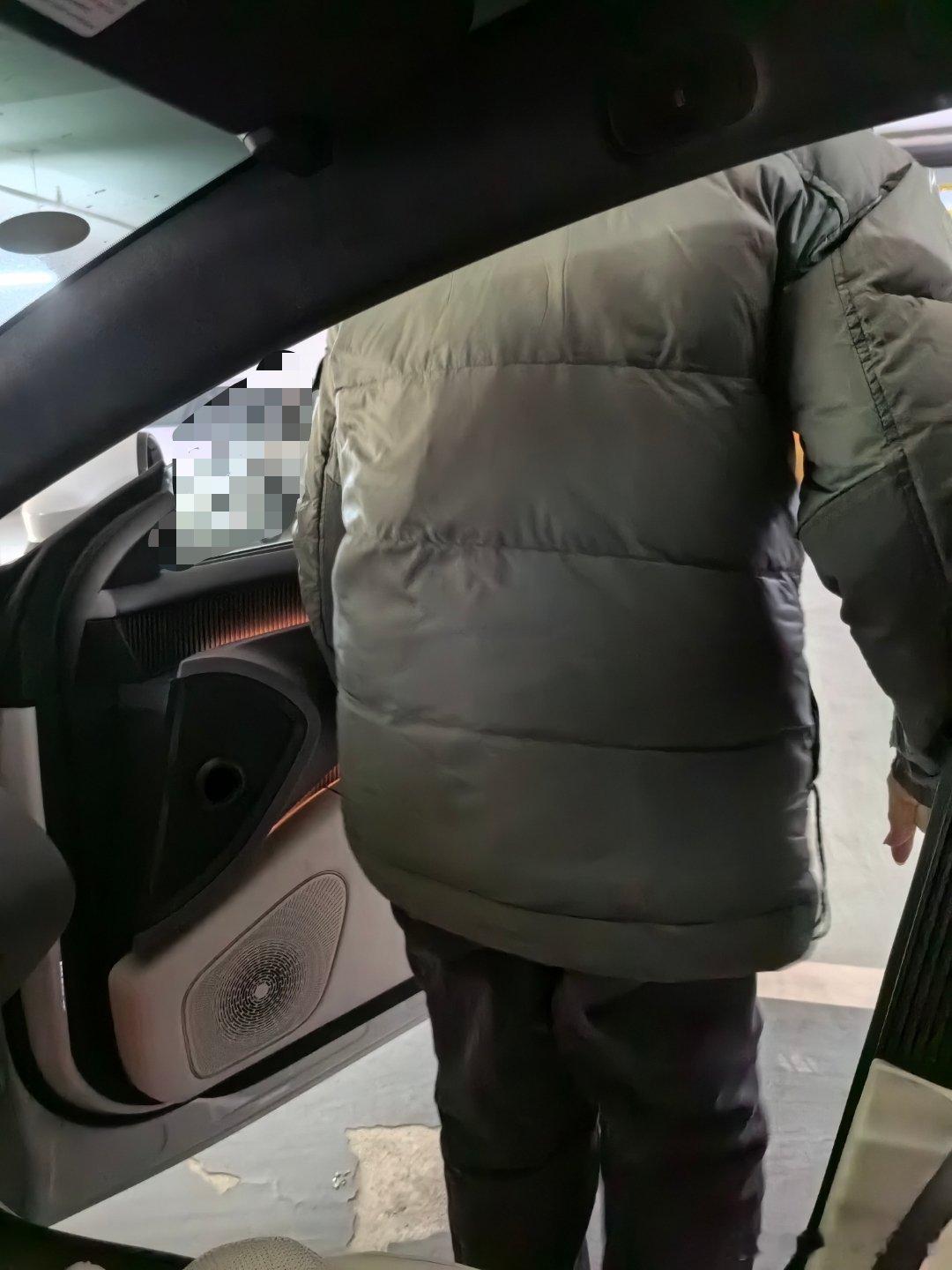 又发现一个电动门很实用的场景，老人上下车。春节这几天接我姥爷姥姥到爸妈家住几天，
