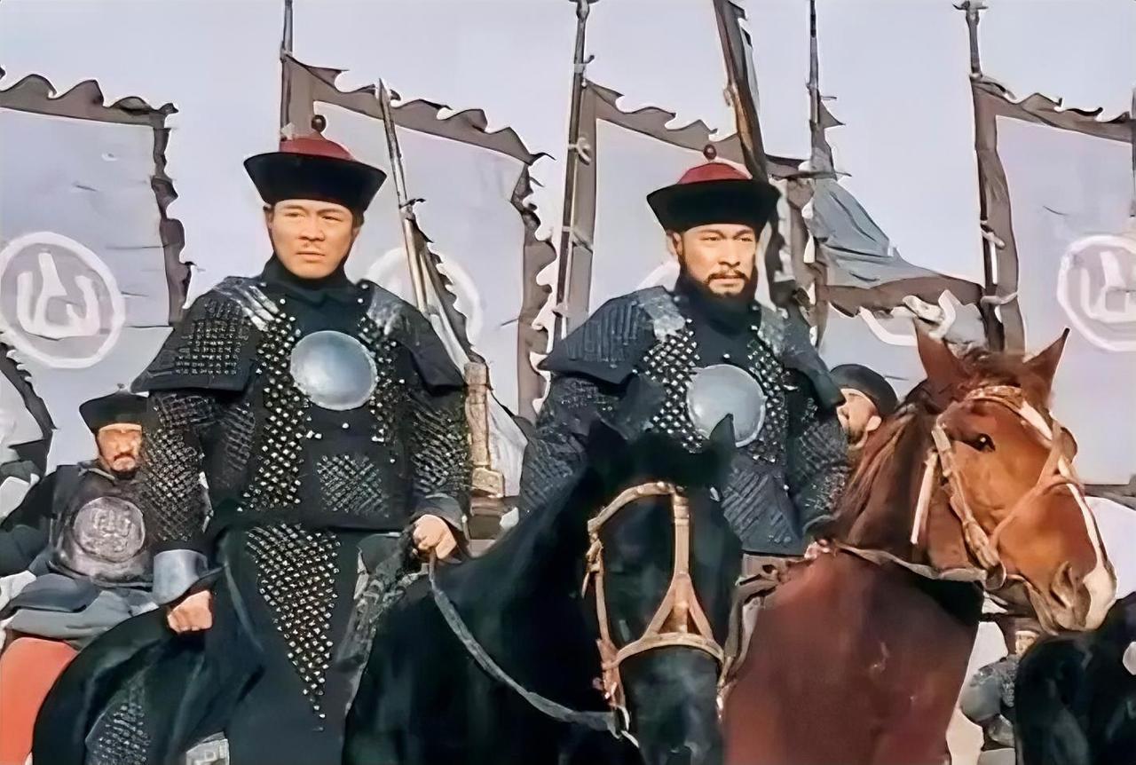 乾隆亲自审问川陕总督张广泗，张广泗在拷打之下，坚称自己无罪。乾隆大怒，下令将其斩