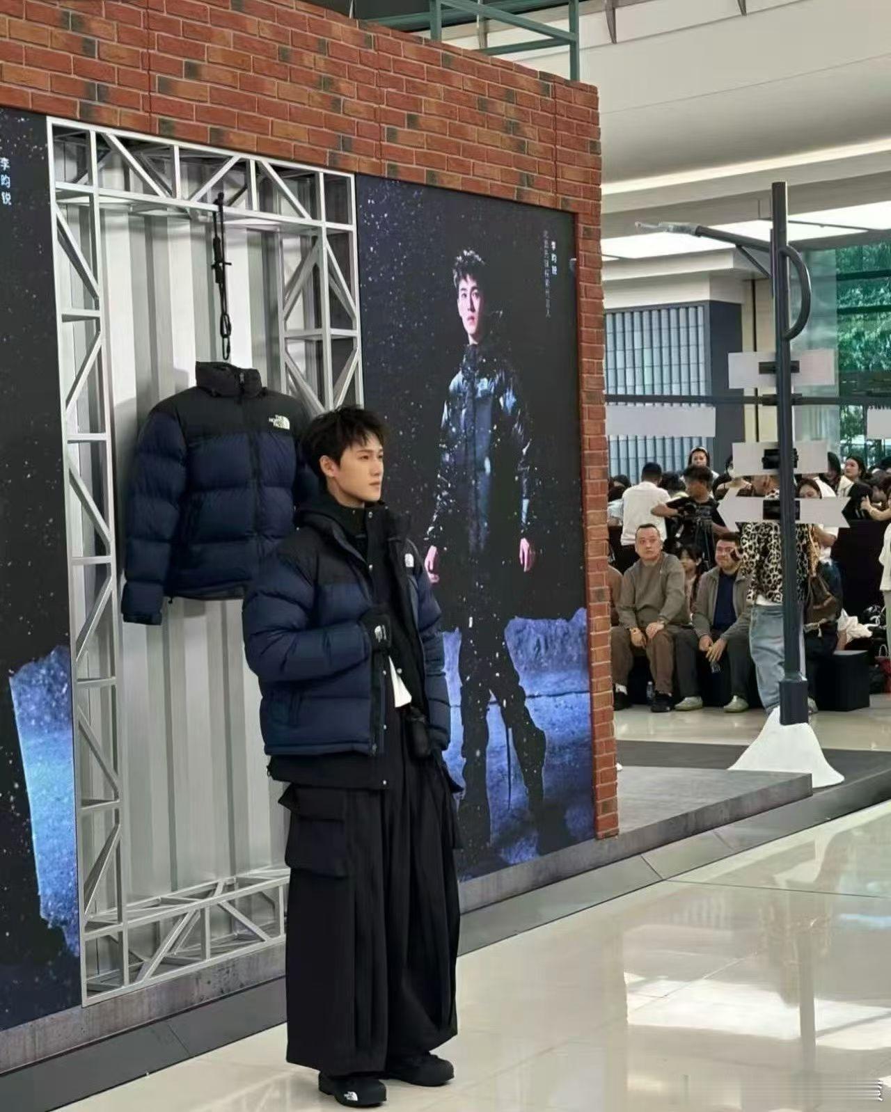 李昀锐 体态李昀锐的体态管理并非偶然，而是运动基因、科学训练、职业需求与个人自律