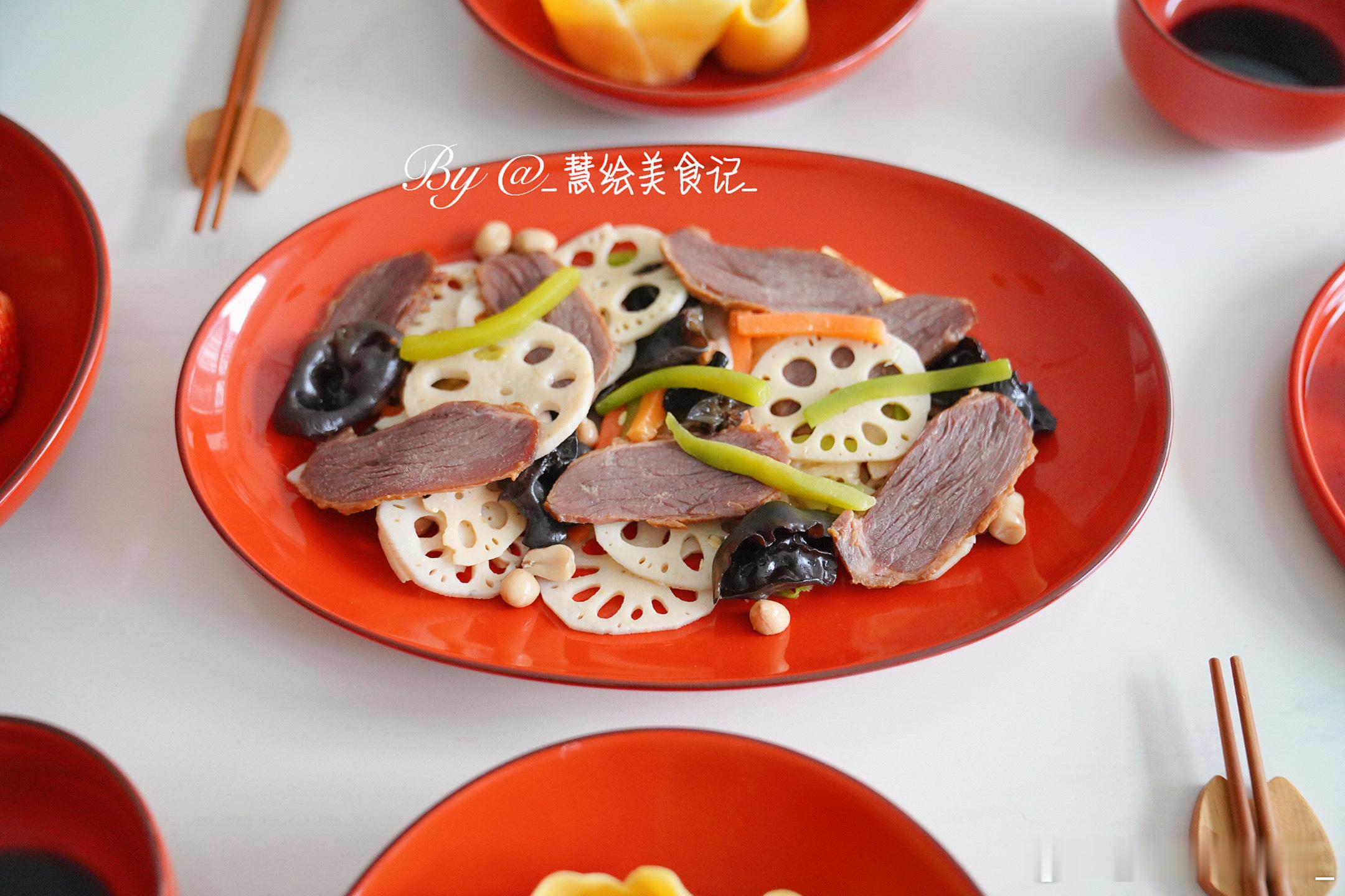 早饭煮了元宝饺子，还有卤牛肉凉拌菜、蓝莓草莓~小年快乐我的拿手年夜菜家乡年味大赏