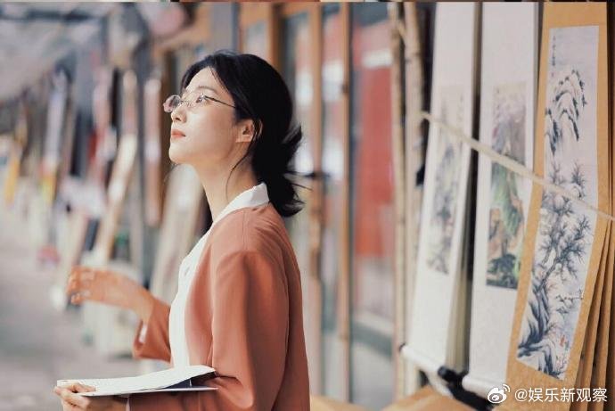 老街古玩摊前的卢昱晓太好看，复古氛围感十足，随手记录绝美瞬间我在潘家园拍的卢昱晓