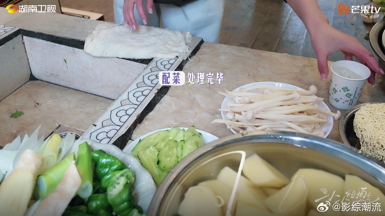 赵露思沉浸式备菜 被赵露思备菜的样子可爱到！切土豆丝时眼睛紧盯案板，生怕切歪，这