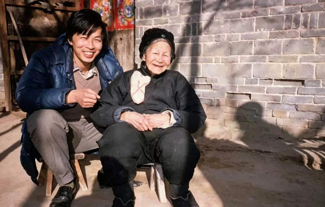 1978年，河南一个农民父亲，手拿北大和西南政法两份录取通知书，在村口蹲了整整1