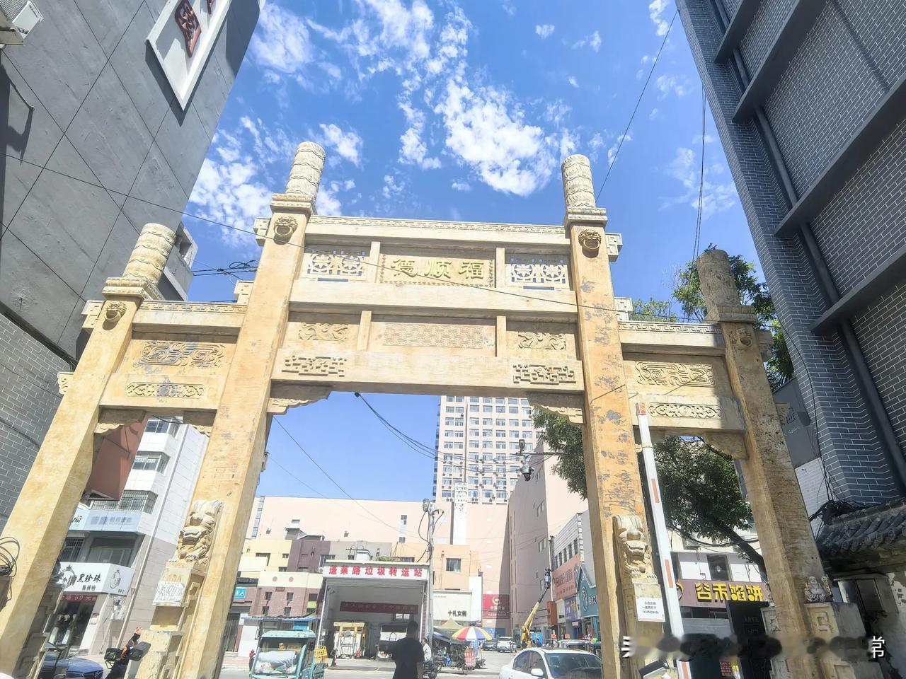 可惜。这里多被商用了。

但从牌坊和老建筑中，依然可以看出它的百年沧桑。

它位