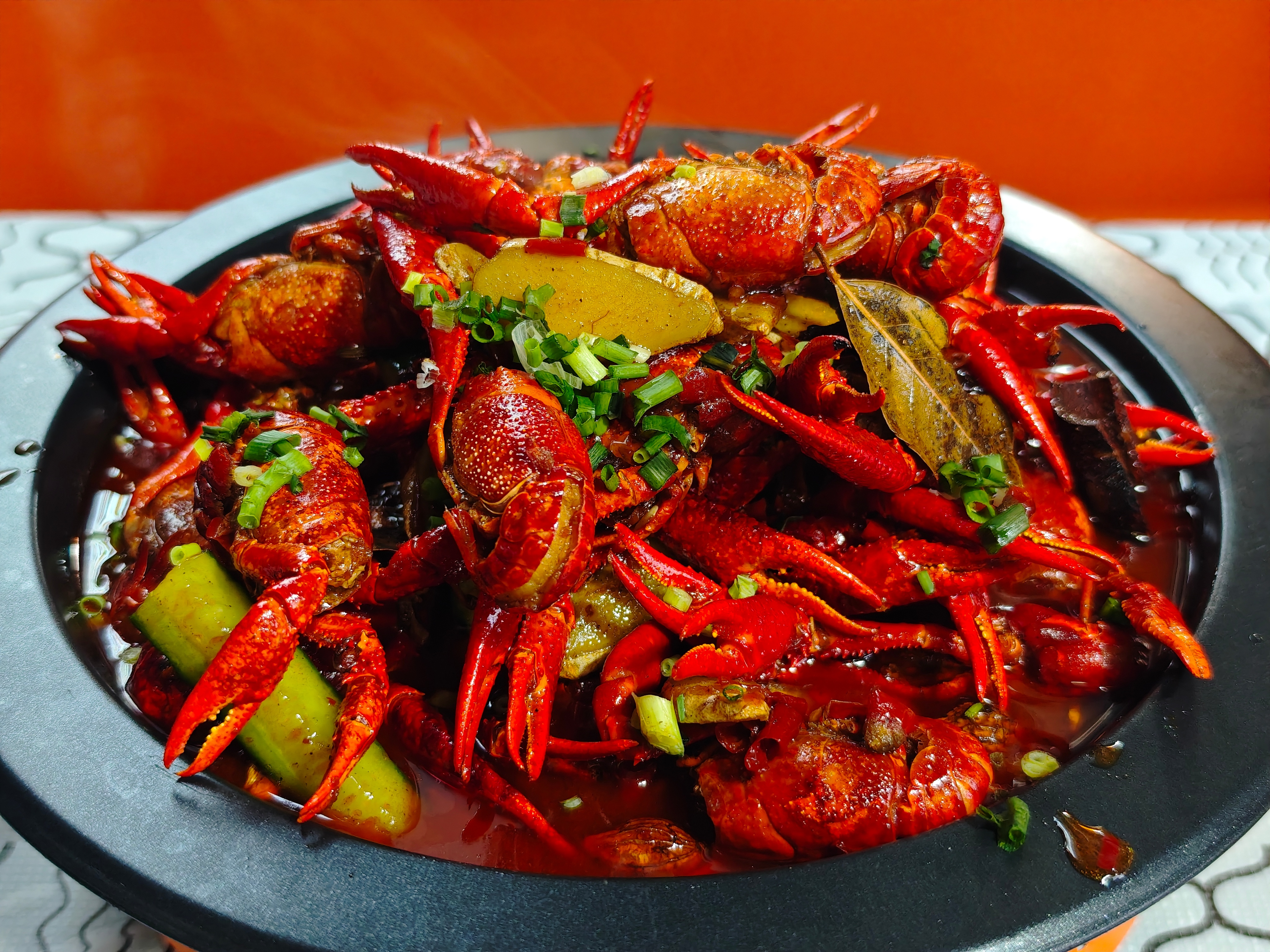 这小龙虾25/斤，个头倒是挺大上回夜宵店里吃的128/2斤，还没这个大，还不入味