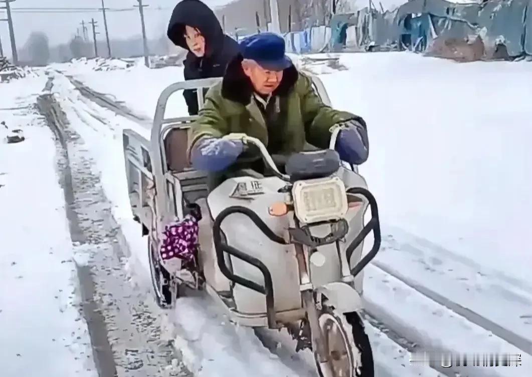 照片上的这个老人是我的公公，今年已经67岁了。我和老公结婚快八年了，公公从来没有