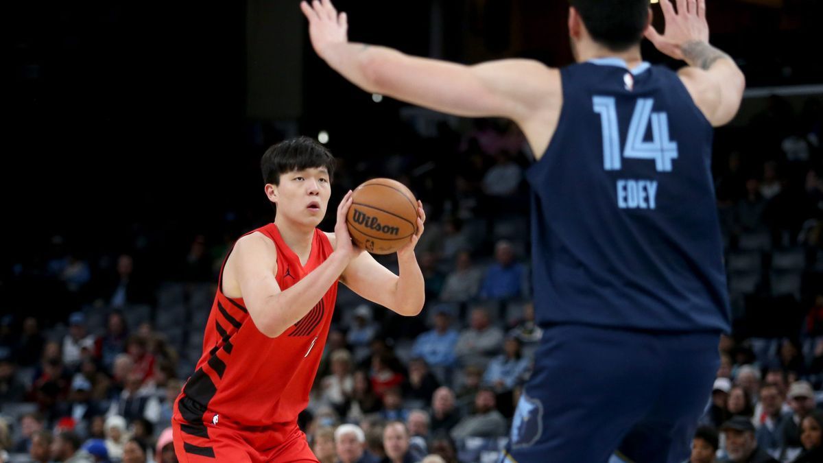 小杨生病了，将缺席今天发展联盟的比赛，最近他折腾得太狠，两个联盟连轴转，身体有些