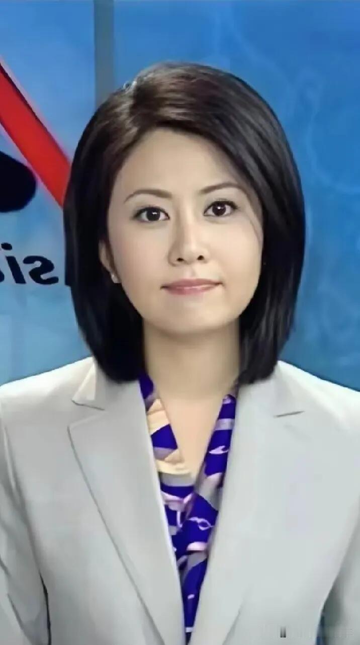 新疆确实出美女啊，像迪丽热巴、古力娜扎还有照片中的这一位主持人，都是顶级的美女，