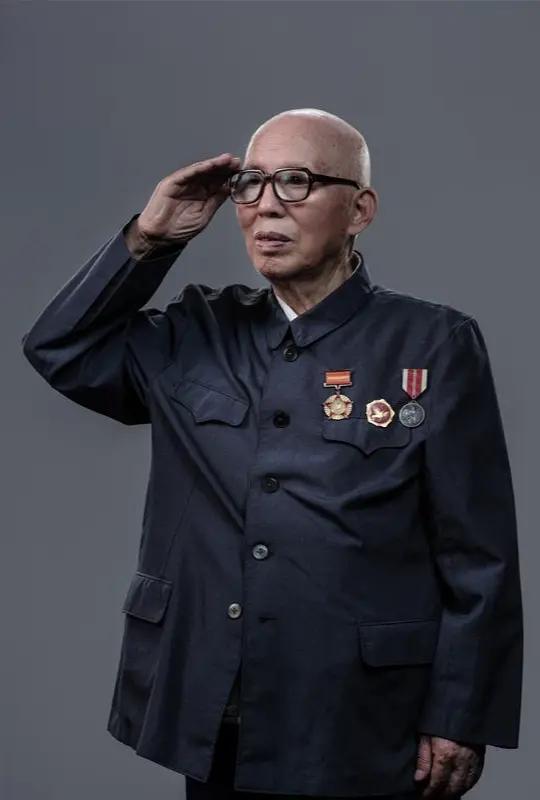 周有春，男，1934年出生，江苏南京人，是一名军人。
1952年随部队入朝。参加