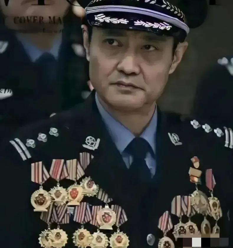 1998 年，程鹏在执勤，突然被人用枪抵住了脑门，他掏出的警官证停在半空，脑海中