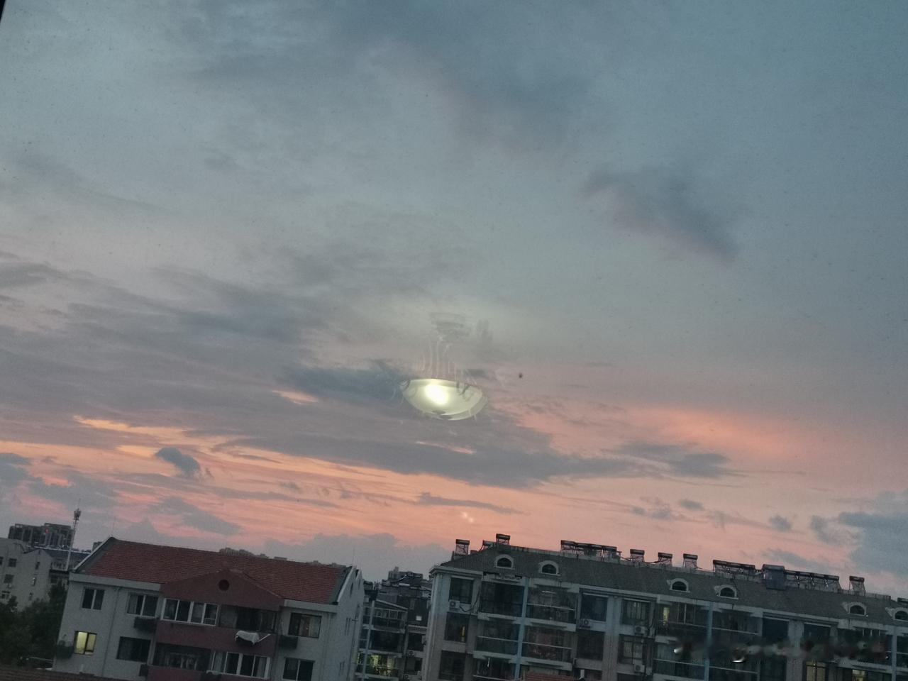 云层中间，居然悬浮着一盏亮着光的吊灯，轮廓清清楚楚嵌在天际。不少人看完直呼惊奇，