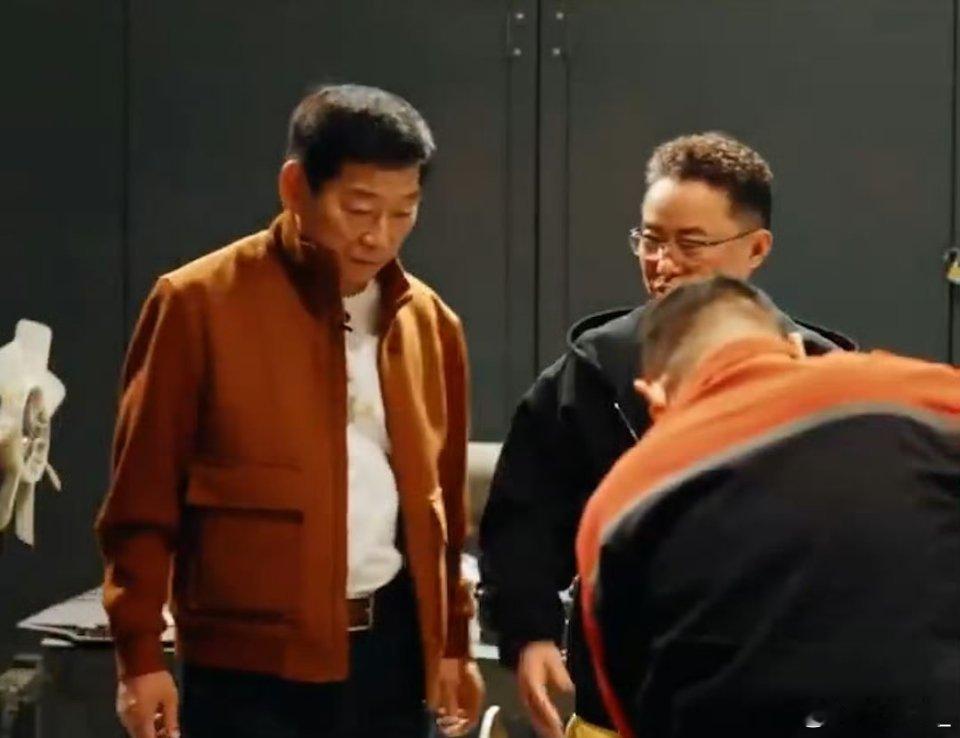 最懂车的车企老板魏建军魏建军真的是车企老板里的资深车迷吧！自己开着车征战敦煌越野