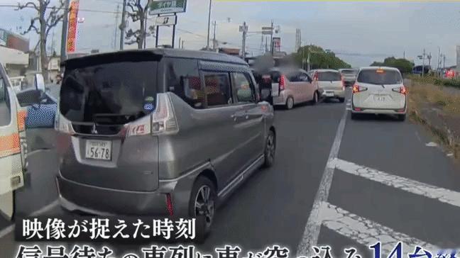 太蹊跷了，撞完一辆车，又冲向前面的十字路口。
再撞十几辆车，
有的车被撞的面目全