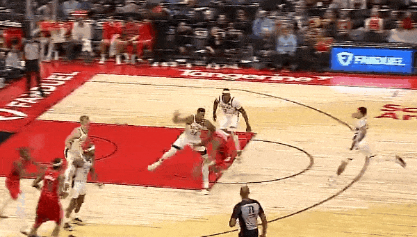 字母哥也有今天啊！😏😏😏
NBA常规赛，猛龙主场迎战雄鹿的比赛的第二节，巴