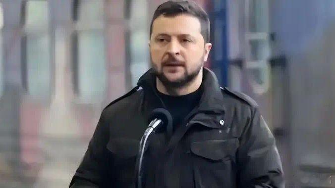 凤凰新闻【局势180度反转！特朗普突然对泽连斯基改口，美国人要心碎了】特朗普这次