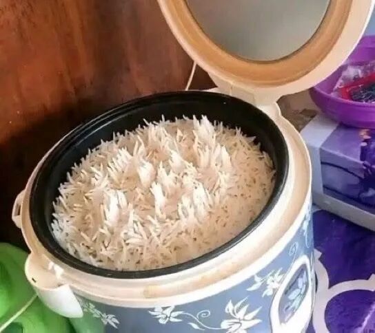 【为什么电饭锅里煮熟的米会直立起来】煮熟的米饭有的为什么会立起来？我们要知道锅里