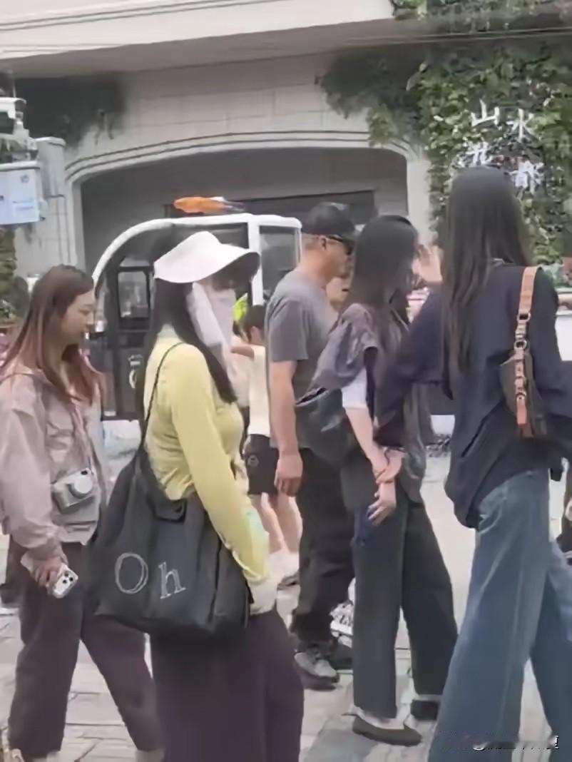 王菲57岁生日，没去沈阳陪谢霆锋，直接飞云南了。

落地就奔李亚鹏刚开业不久的那