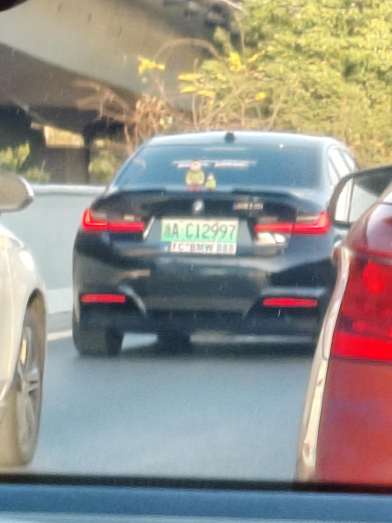 这辆车，车牌号下边又一串字母，这是怎么回事？