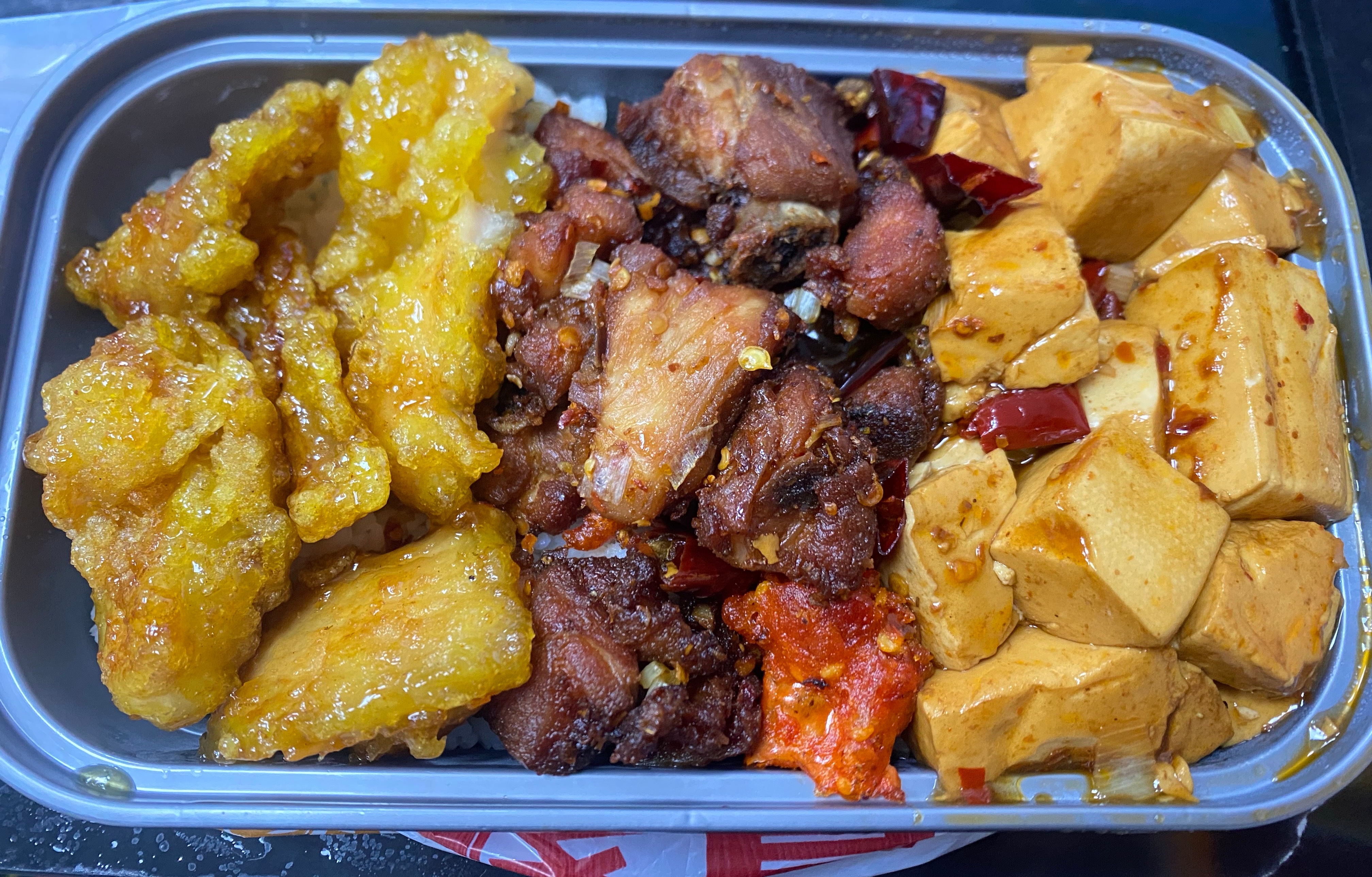 这家盒饭真挺好吃的……这个锅包肉好脆