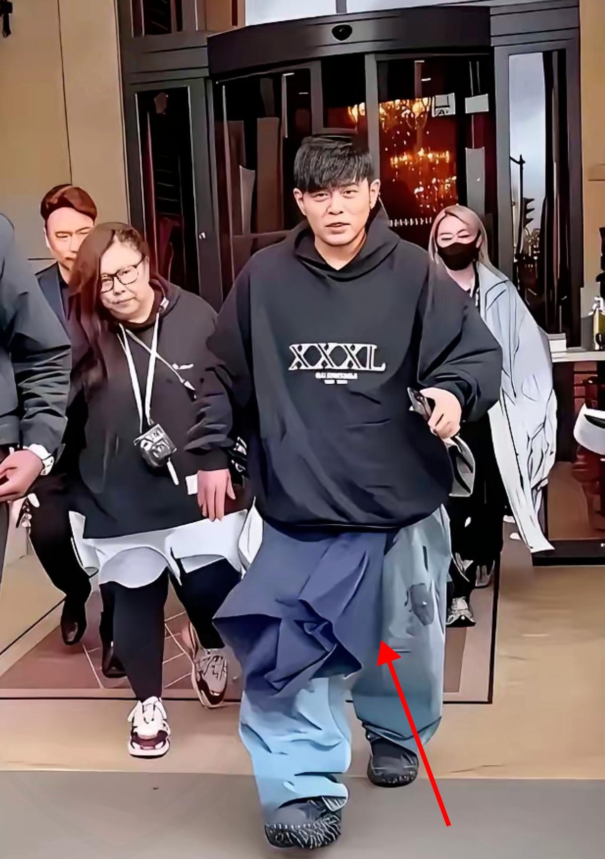 这明星穿的衣服，第一反应就是显矮又怪异，跟日常审美完全不搭边。但人家敢穿，核心根