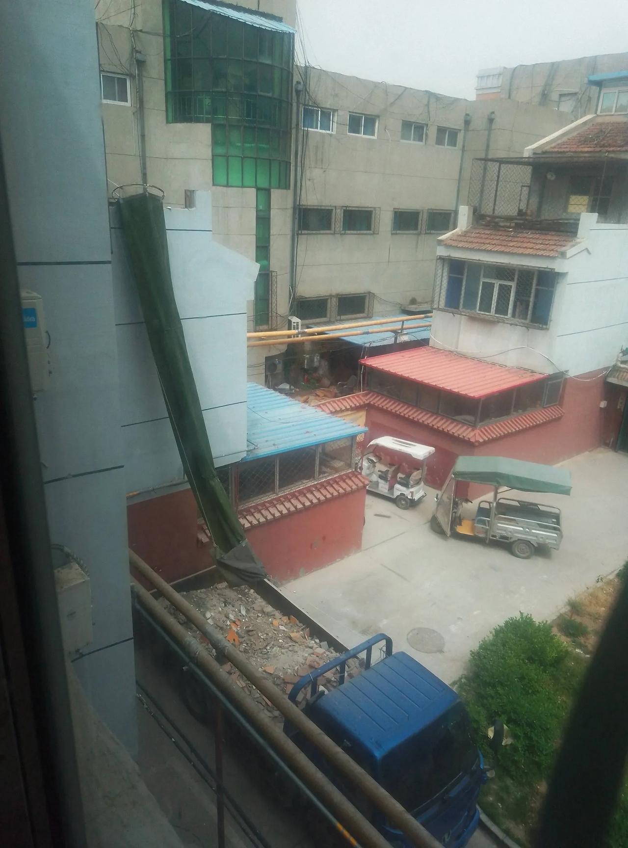 高手在民间！
邻居家房子重新装修，
装修工将建筑废物用
一个长袋子直接从三楼
投
