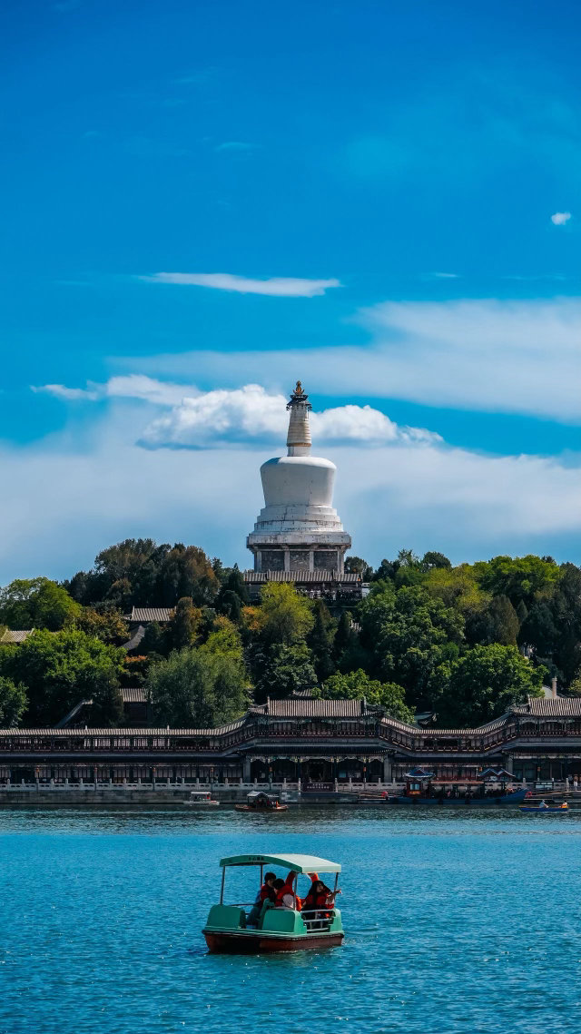 北京北海白塔脚下是广寒宫旧址 北海琼华岛上的白塔，脚下埋着金元时期的广寒殿。从帝