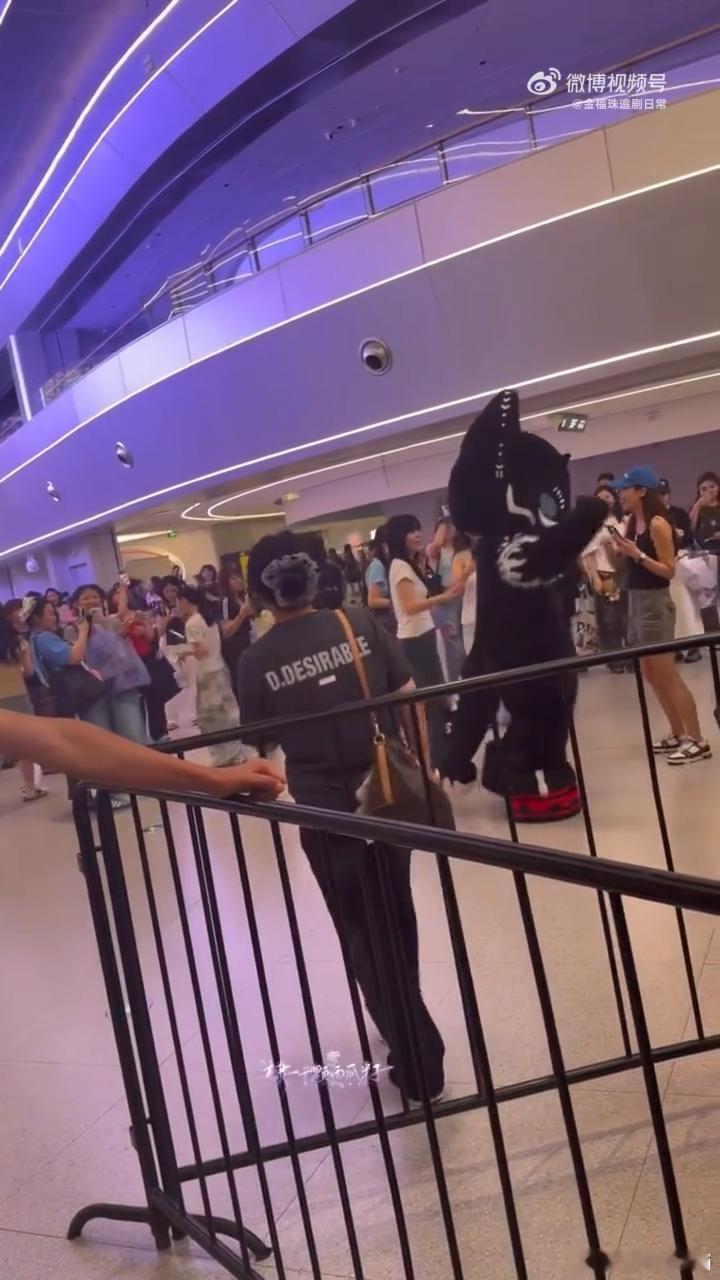 王鹤棣穿玩偶服与粉丝互动王鹤棣穿小恶魔玩偶服意料之外的玩偶服出场，现场瞬间沸腾，