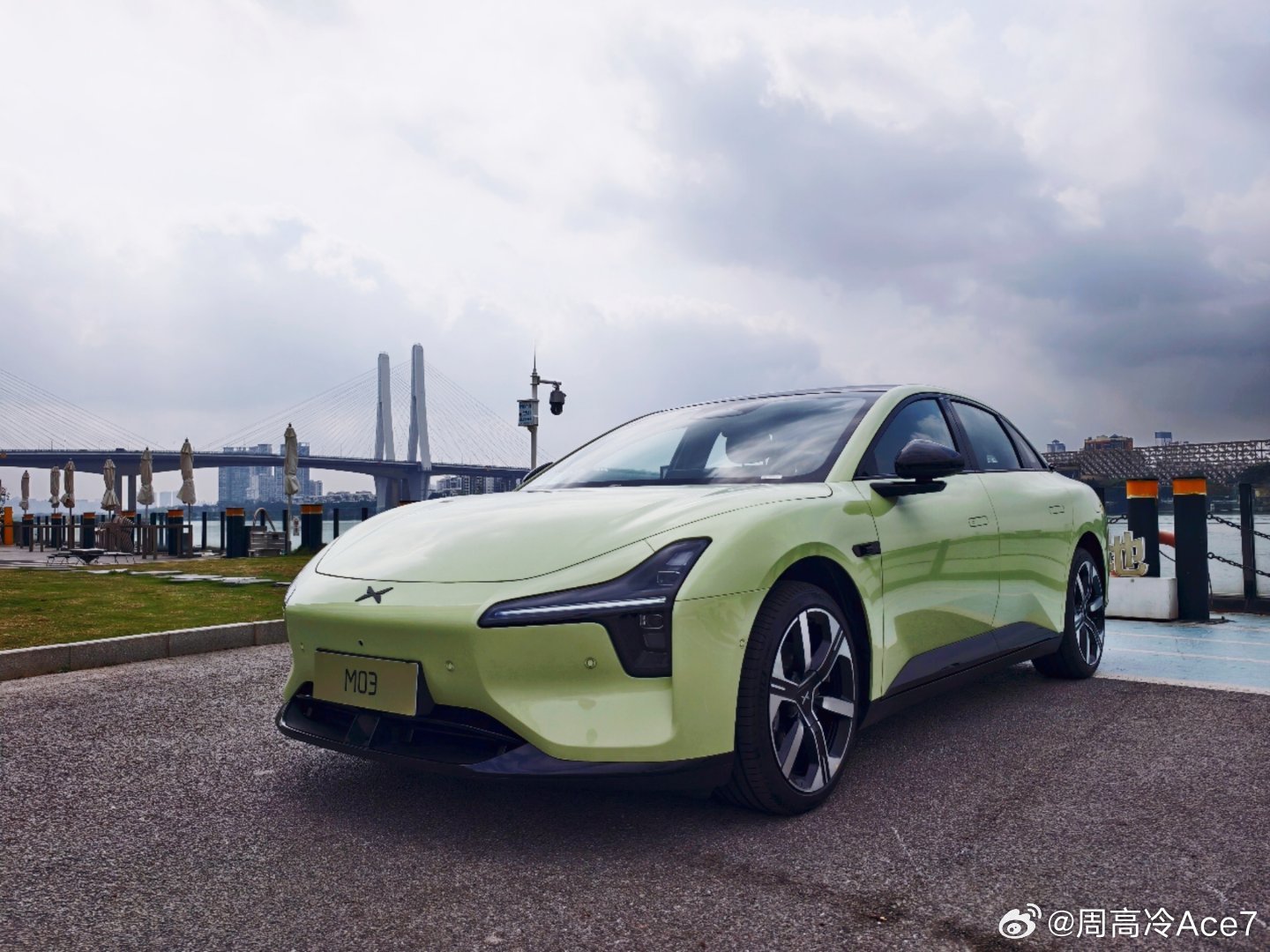 何小鹏参考欧阳娜娜建议改款新MONA这个我能证明！但是这俩配色真的是男女通吃，牛