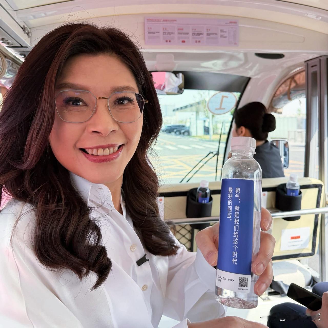 郑丽文返台后在脸书贴出四张照片，直言:忍不住心动，真想直接开走小米一辆汽车回台北