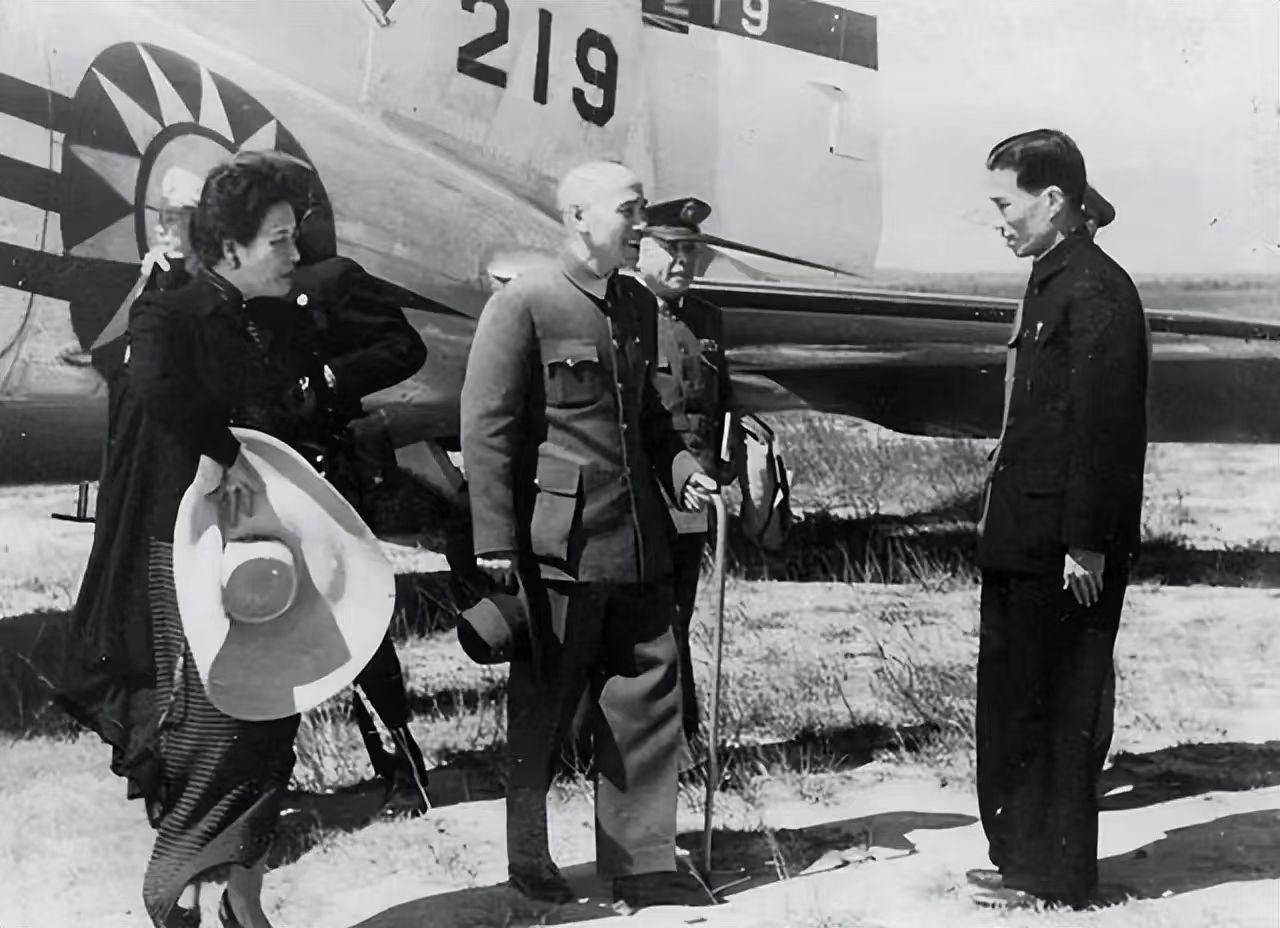 蒋介石晚年曾言：“我之所以会失去江山，罪魁祸首只有一个人。”自1949年败逃台湾